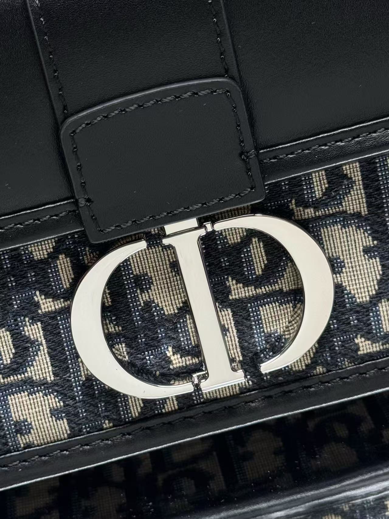 Dior 金屬扣細節